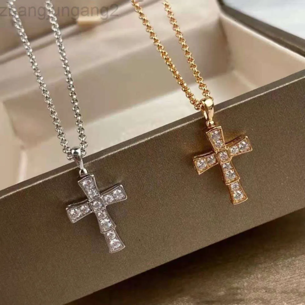 Designer Bulgarien High Version Baojia Full Diamond Cross Necklace 925 Silver 18K Gold Men's and Women's samma stil Par Pendant Clavicle Chain Chain Chain