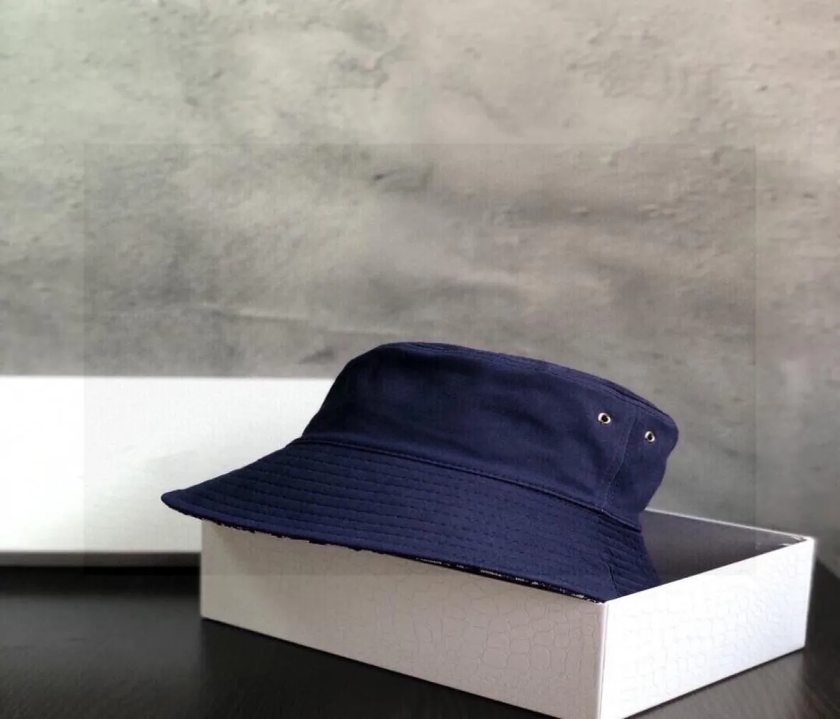 Azul escuro designer balde chapéu carta completa impressa dentro das mulheres chapéus de sol de alta qualidade luxo feminino sunhat6871438