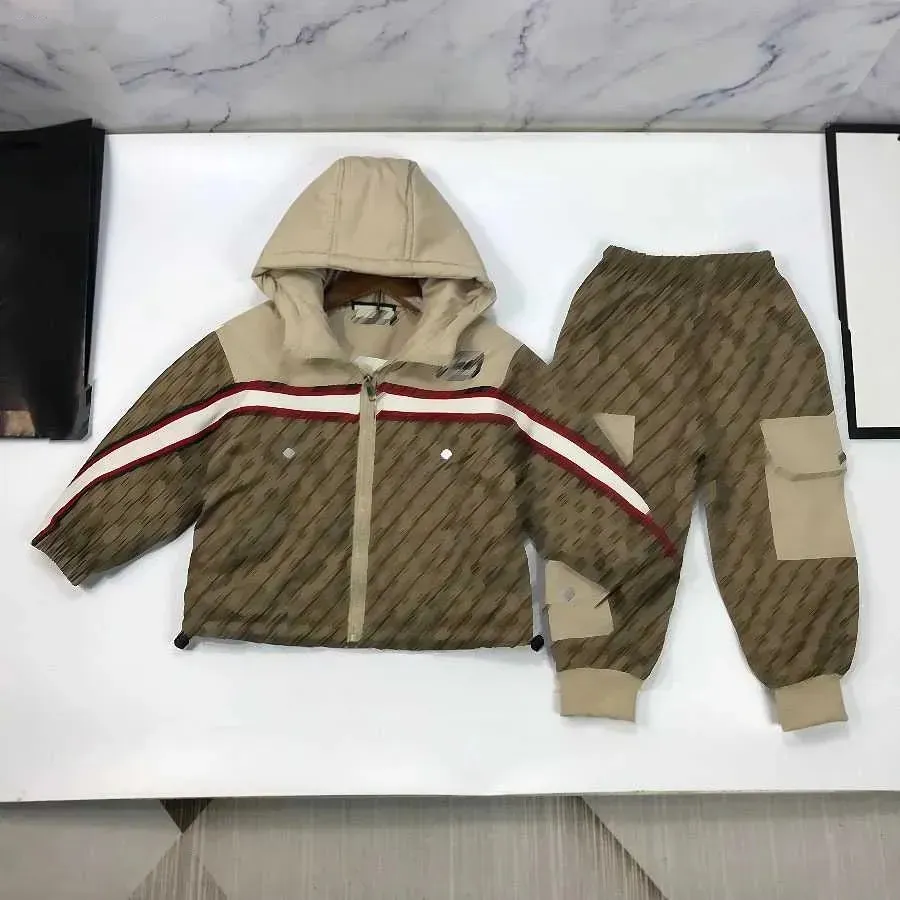 코트 디자이너 트랙 슈트 가을 후드 세트 어린이 크기 90-150 cm 2pcs veet zippered 재킷과 바지