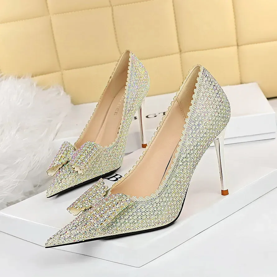 Klänningskor lyxkoreansk version kvinnor skor prinsessor skor fest bröllopskor 9 cm tunn hög häl diamant bågar enstaka skor stora storlekar 43 231212