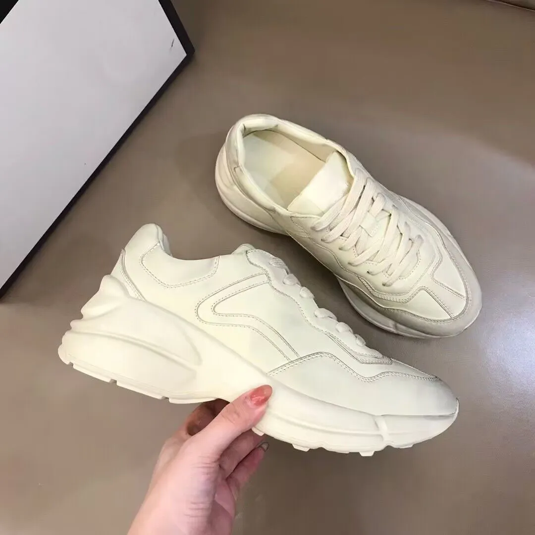 2024 Rhython Rhython Sneakers أحذية منخفضة الجلود المنخفضة البيضاء السوداء السوداء المدربين اللوحة