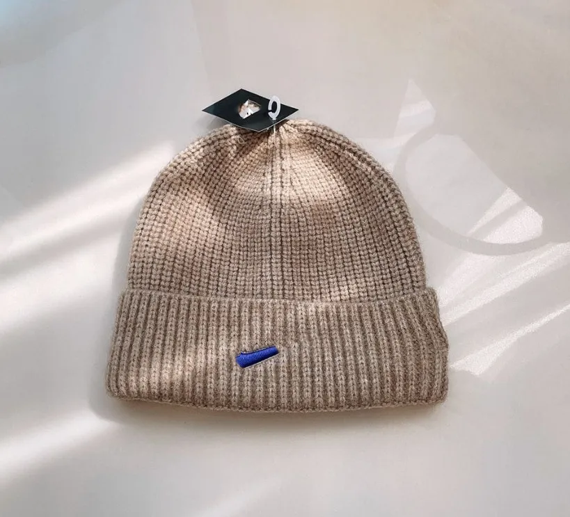 Brev broderi stickad hatt koreansk stil all-matchande ullhatt män och kvinnor varmt making och kallsäkra öronmuffor hatt beanie hatt