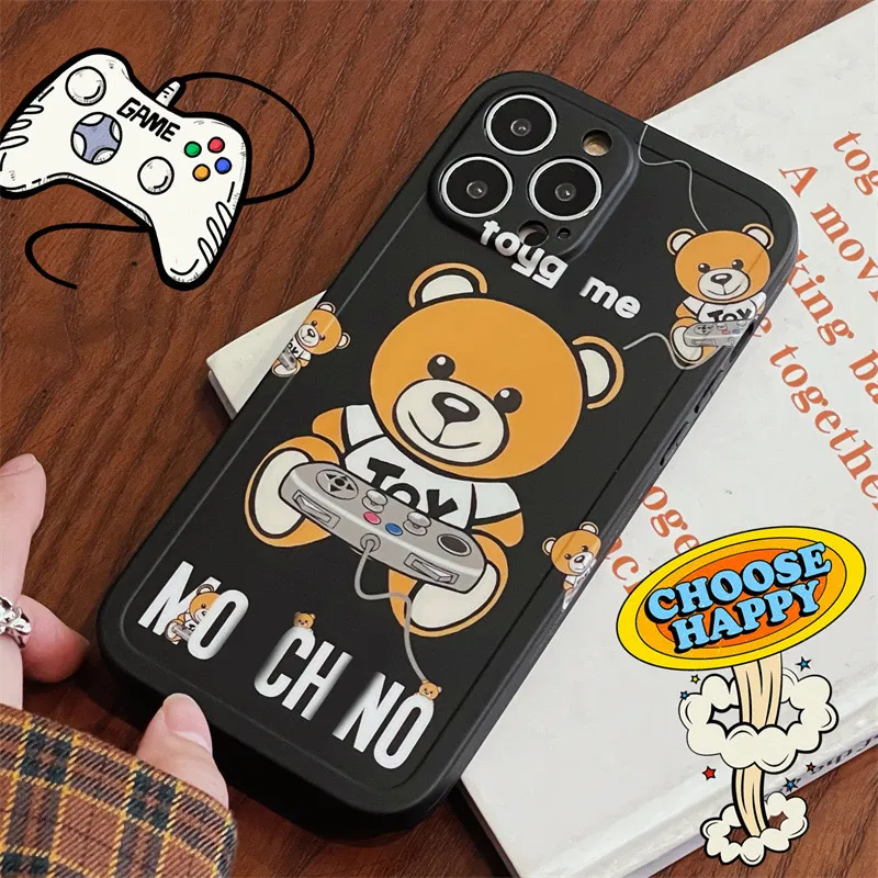 Designer de moda Bear Phone Cases para iPhone 15 15Pro 15ProMax 14 14Pro 14ProMax 13 12 12Mini 11 Pro XR Xs Max 7 8 Plus Capa de luxo 2312135PE