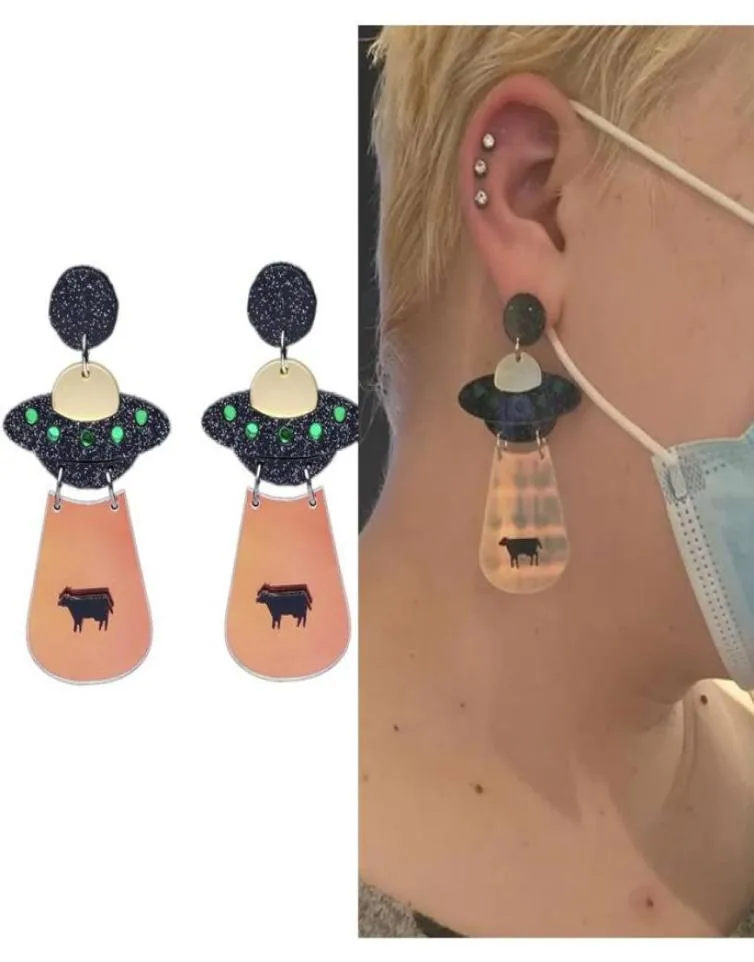 Boucles d'oreilles d'OVNI de lustre en peluche rayonnant une vache spatiale de Noël à la mode