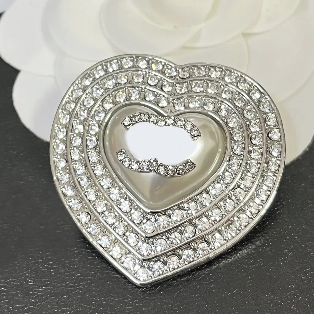 Broszki Pins Designer dla kobiet list marki srebrna stalowa stal nierdzewna kryształowa biżuteria broszka broszka pinka mąż za mąż
