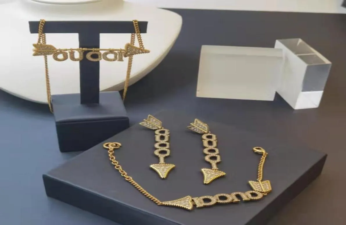 2021 Ny modepilformad halsbandsvarumärkesdesigner Armband Diamond Letter Pendant Earrings Ladies Personlighet AllMatch Jewelr1122016