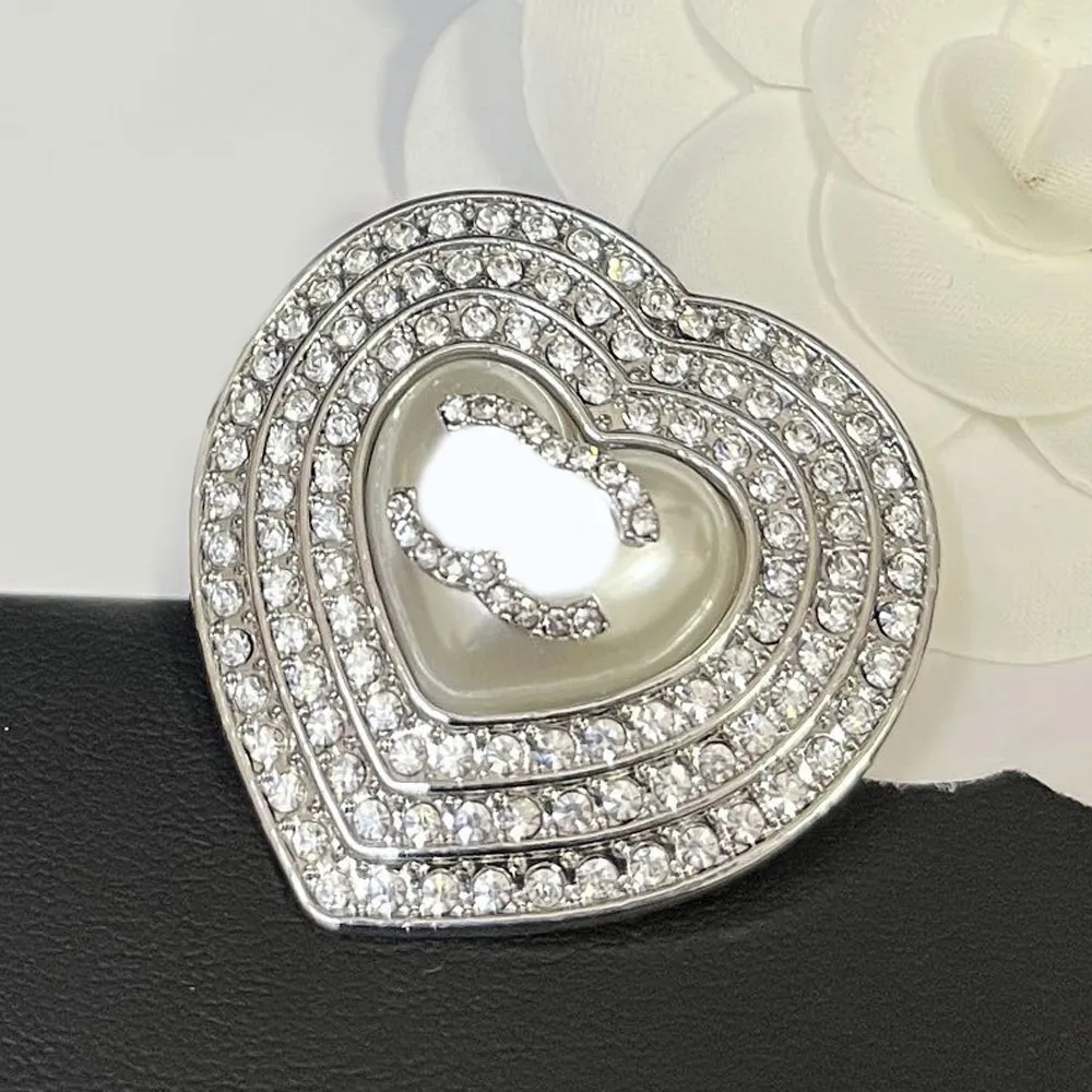 Heart Pearl Brooches Pins Designer for Women Brand Letter Silver Plated Stainless Steel Inlay Crystal Jewelry Brooch Pin Marry Wedding Party Cloth Christmas Gift
