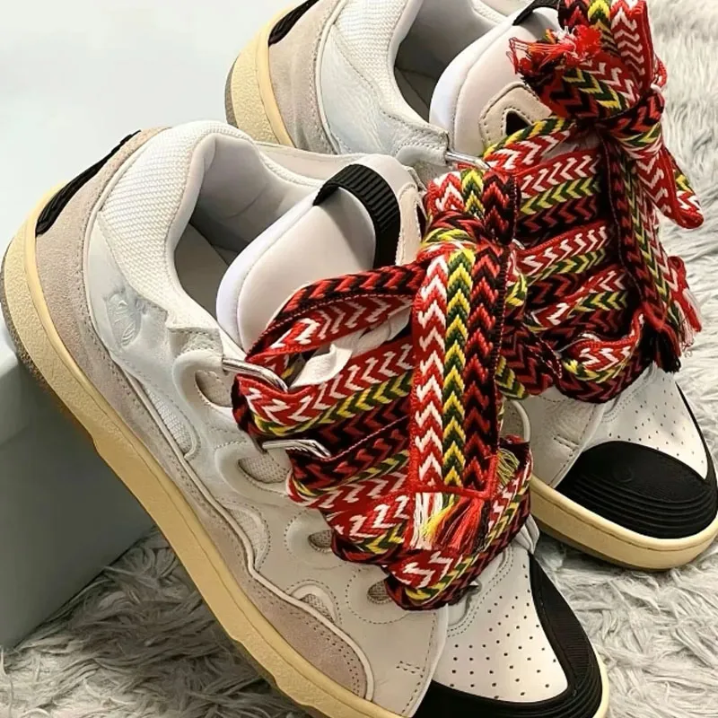 Lyx lavin designer klänning skor mode läder trottoarkant sneakers parar män kvinnor snörning extraordinära tränare kalvskinn gummi klassisk sko