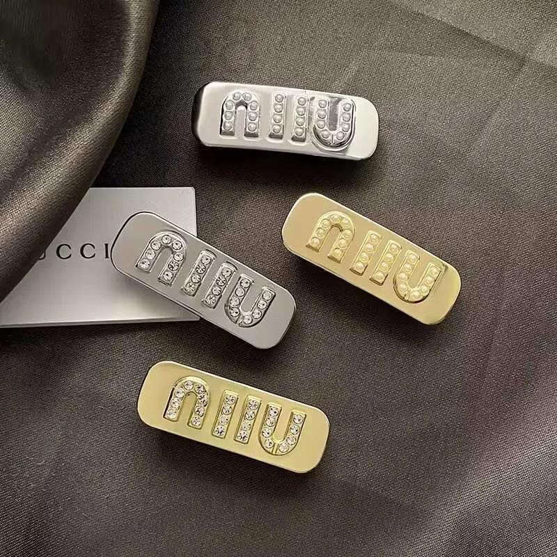 Clips de cheveux Barrettes Designer New Mujia Metal Letter Spring Clip avec coup de frange latéral Clip haut de gamme Accessoire de cheveux AWQ0