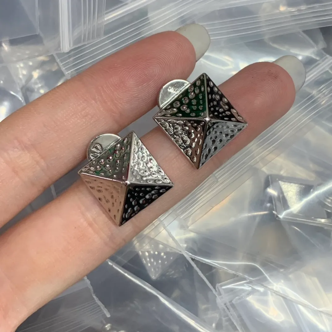 20 Opción de estilo Europeo Americano Personalizado Aretes Cuadrados Pendientes con remaches de diamantes llenos Hip-hop Punk Joyas con aretes cónicos geométricos tridimensionales