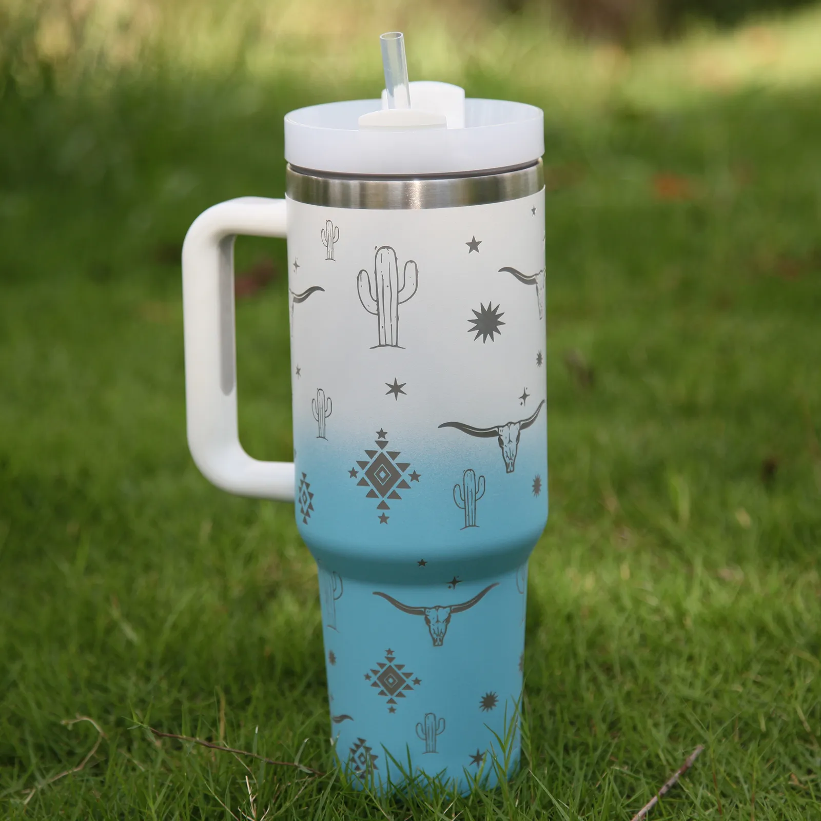 Bunte 40-Unzen-Becher, Designer-Becher im Cowboy-Stil aus Edelstahl mit Logo-Griffdeckel, Strohhalm, Bierkrug, Wasserflasche, Outdoor-Campingbecher