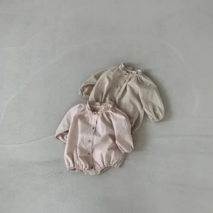 Rompers anlända våren babyrosa khaki romper flickor långärmad jumpuitkläder barn beige kronblad krage bodysuit kläder 0-2y 231212