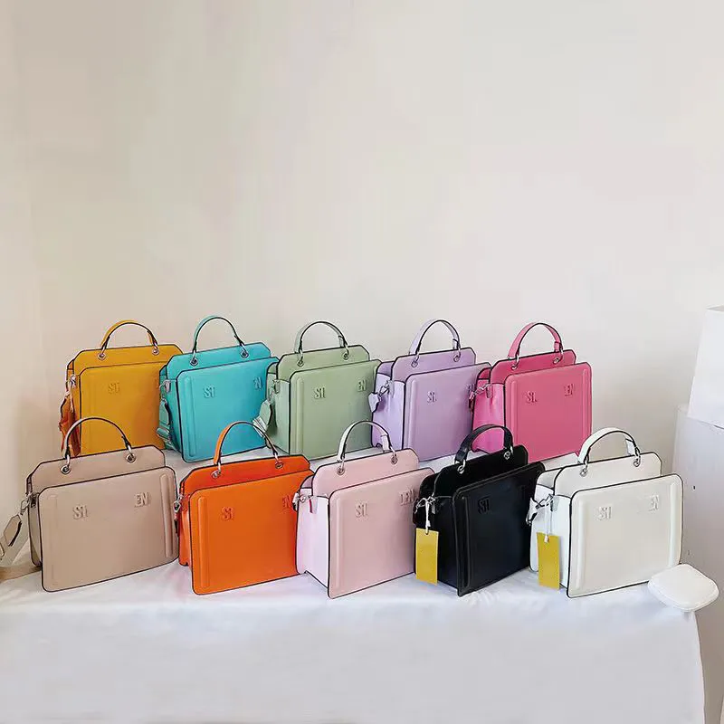 Tasarımcı Kadın Tates Çantalar Peluş Tote Çanta Ünlü Moda Pratik Büyük Kapasite Omuz Çanta Kadınları Büyük Para Çantası Crossbody Casual Square Canvas 2023