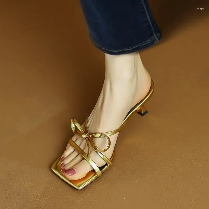 Bow Slipper Gold Women Sandals Sier Eleganckie kwadratowe palce wygodne buty sandałowe niskie obcasy Wysokie poślizg na sukience 139