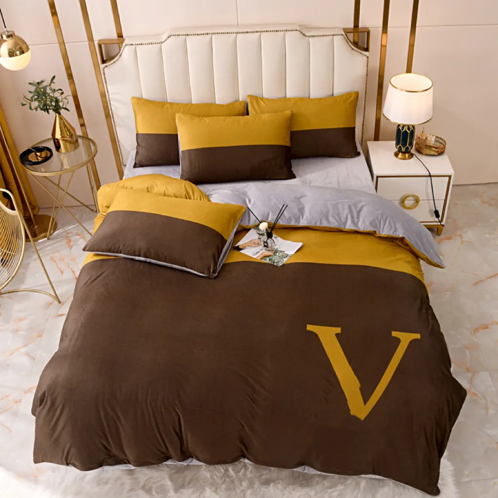 Set di biancheria da letto di design queen size di lusso invernale 4 pezzi copripiumino in velluto per bambini stampato con lettere con federe copripiumini queen size marroni