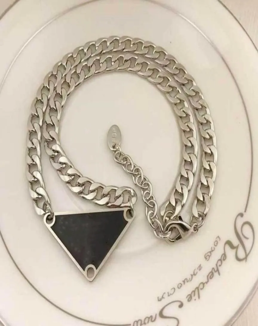 Collana con lettera in acciaio al titanio triangolo europeo e americano moda strada personalità hip hop semplice catena clavicola femminile alta3373498