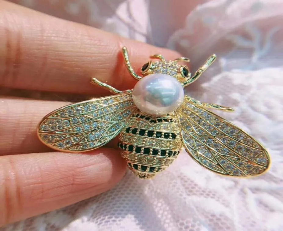 Broches de styliste en forme d'abeille mignonne avec perle de luxe en cristal brillant pour femmes, broche de manteau à la mode, bijoux Whole1634383