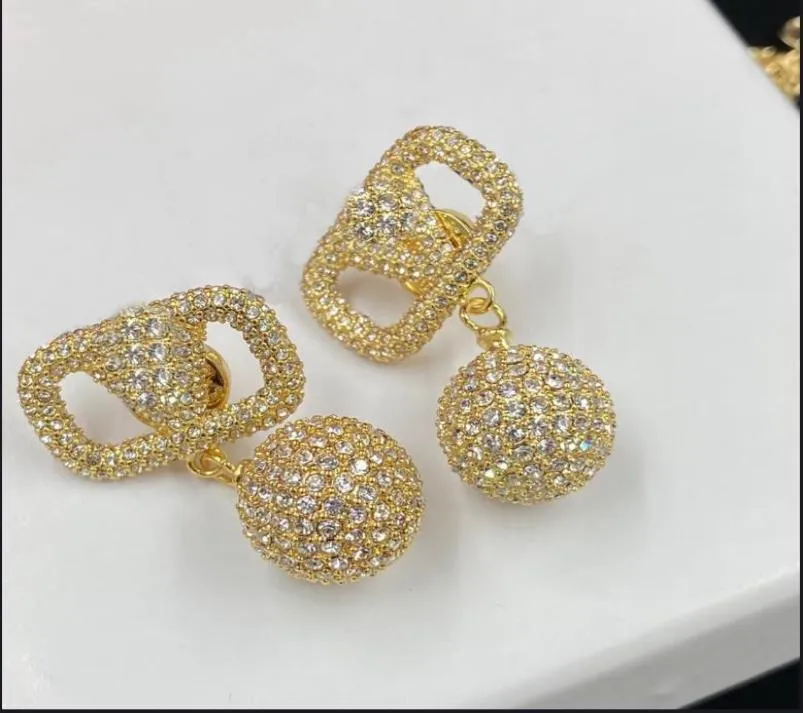 Orecchini in oro personalizzati da donna039s a cerchio con diamanti pieni V lettera Segno semplice orecchino a cerchio orecchini esagerati moda D5967713