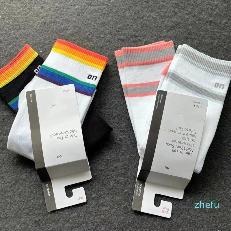 Chaussettes longues pour femmes avec étiquettes, mode yoga, médias sportifs, chaussettes hautes, couleurs arc-en-ciel