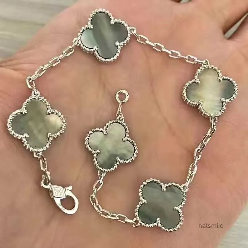 2023 Van Clover Bracciale in platino Nuovo Double-sided Quattro foglie Cinque fiori Donna Acciaio al titanio Gioielli a mano Regali di lusso per le amiche 94f7