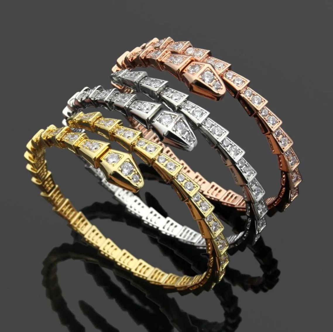 Europa América Estilo de moda Dama Mujer Acero titanio Grabado Letra B Serpiente de diamante completo Brazalete abierto estrecho 3 colores1982724