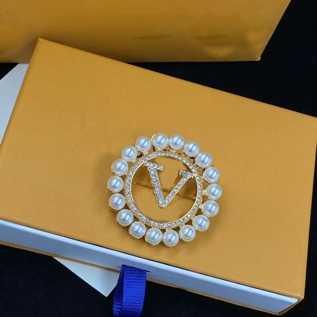 2023Brooches Ladies Designer Brand Letter Luxury Brosch 18K Gold Plated Inlaid Rhinestone Pearl Big Hoop Jewelry Wedding Party Gift Bridal Högkvalitativ smycken