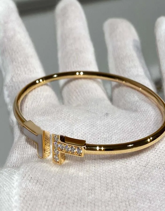 2022 di lusso di qualità v materiale oro braccialetto di fascino braccialetto aperto con diamanti e conchiglia per il regalo di gioielli da sposa da donna con scatola st5082736