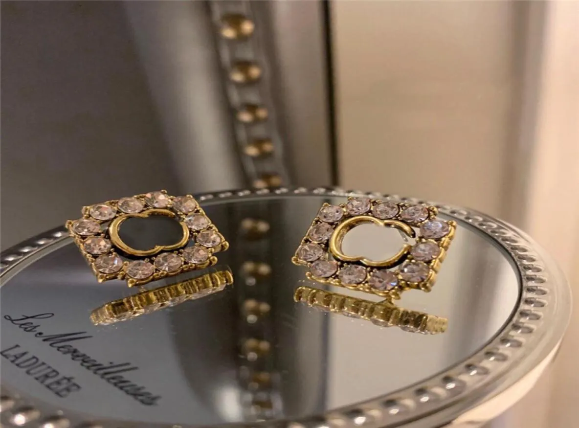 Parlak elmas kare cazibesi küpeler çift harfli tasarımcı kulaklıklar pullarla yüksek kaliteli kristal saplamalar 6213112