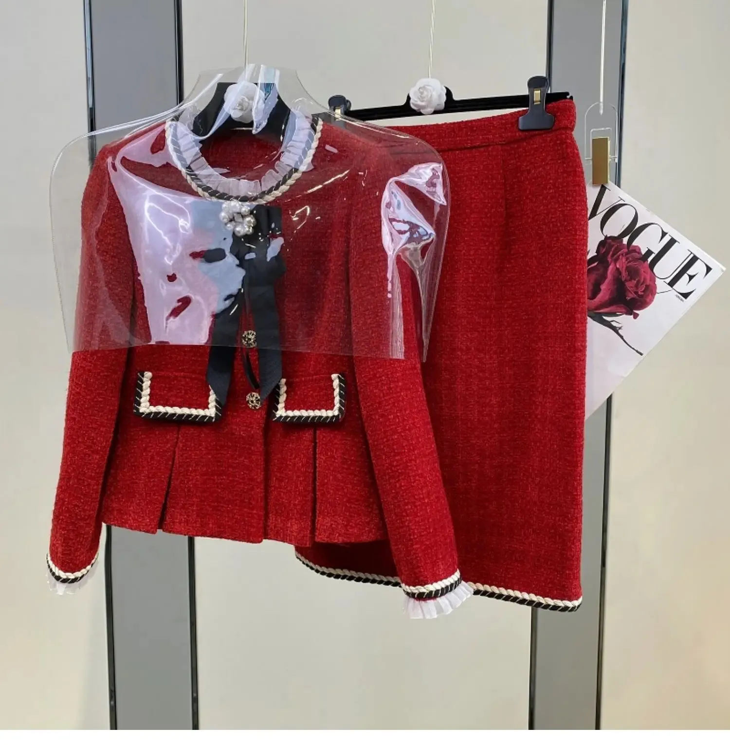 Ensemble deux pièces robe et veste boutonnée de couleur unie