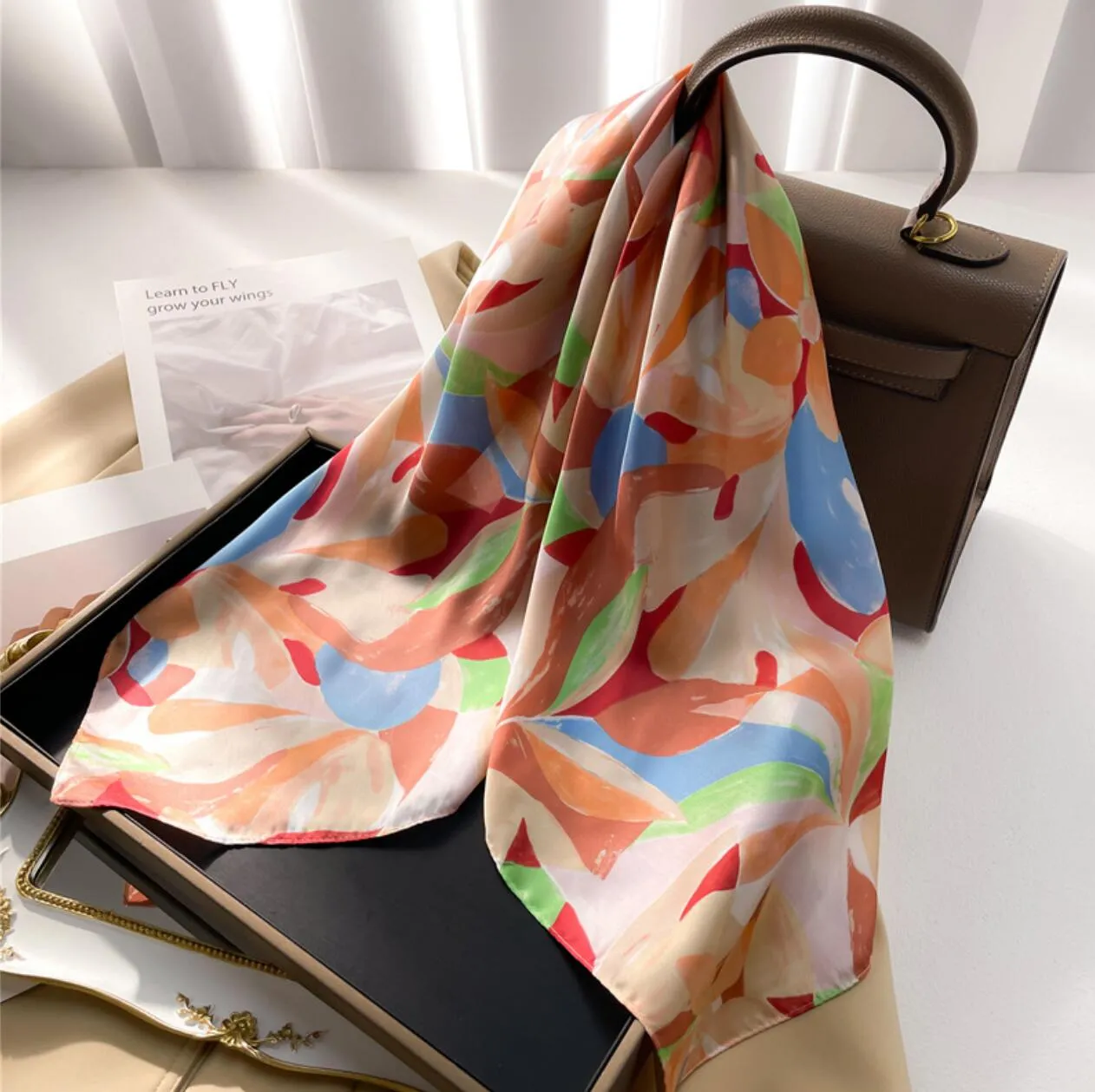 70x70cm Chine Style Carré Lettres de Designer Imprimer Floral Foulard en Soie Bandeau pour Femmes Mode Longue Poignée Sac Foulards Paris Épaule Fourre-Tout Bagages Ruban Head Wraps