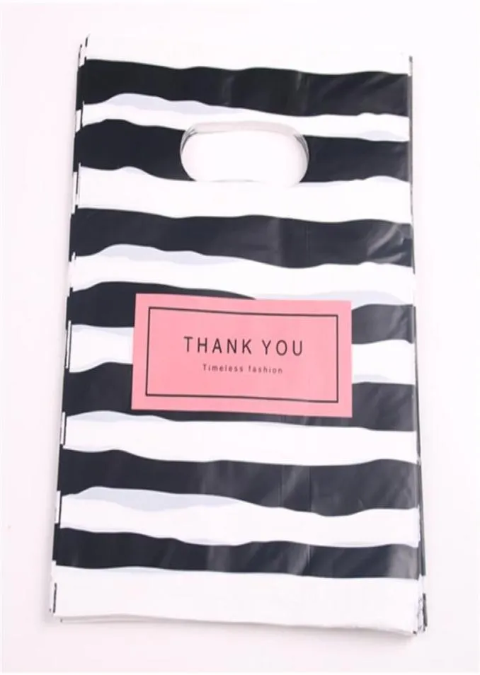 Nieuwe mode hele 100pcSlot 2025cm Blackwhite Stripe Shopping Cadeauverpakkingszakken met bedankjes5846380