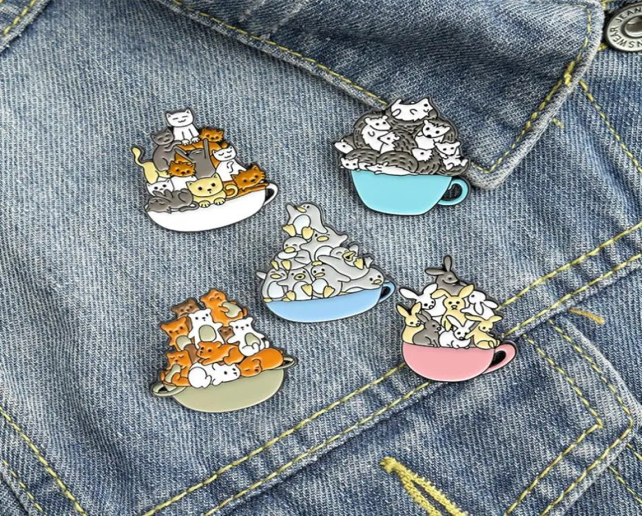 European Cartoon Animal Dog Brooches Cat Noodle Bowl Penguin Pins Children Emalj Alloy Badge For Cowboy ryggsäck Tillbehör3620980