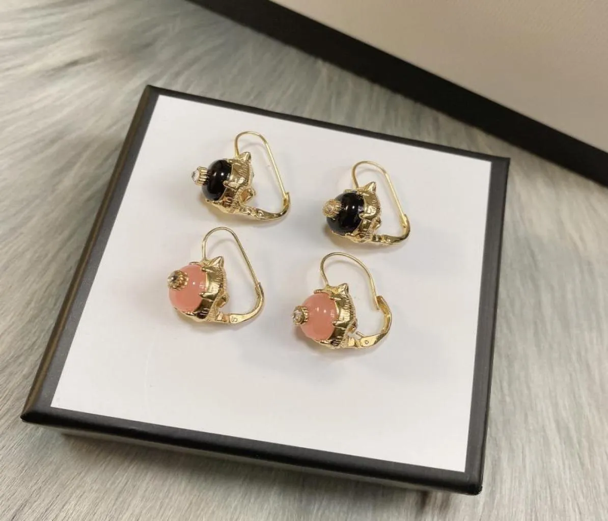 Pendientes chapados en oro de 18 quilates Moda para mujer Pendientes de diseño retro de tendencia Pendientes de diamantes de alta calidad Suministro de joyería 8257719