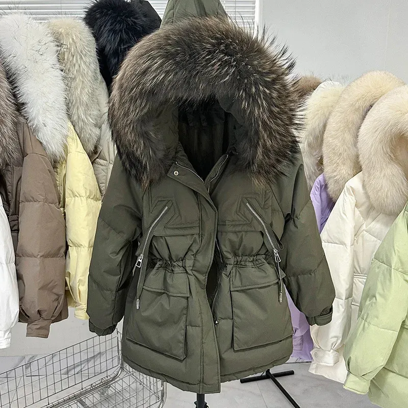 Piumino corto da donna Parka imbottito corto da donna 90% piumino d'anatra Enorme vera pelliccia di procione con cappuccio invernale addensato Parka di piume femminili 231212