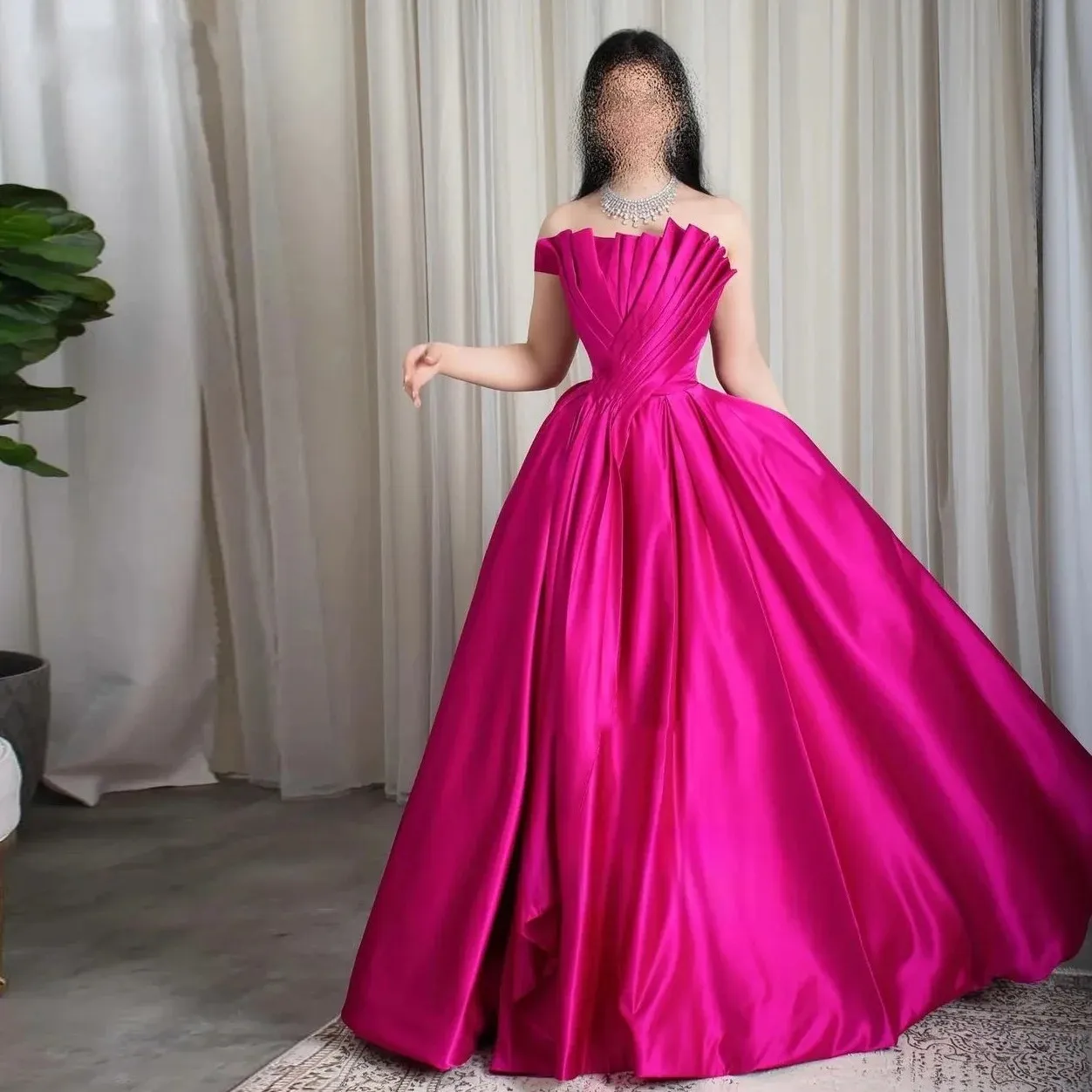 Ny ankomst fuschia satin prom klänning 2024 stropplösa ärmlösa veck dubai arabiska golvlängd formell kväll festklänningar mantel de soiree