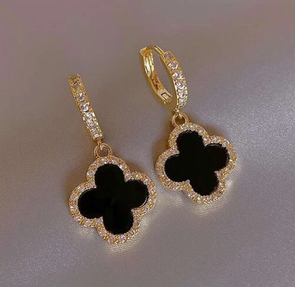 2023 Boucles d'oreilles design Trèfle à quatre feuilles Boucles d'oreilles pour femmes Senior Classique Petit vent parfumé Nouveau Trèfle Boucle d'oreille 18 carats Or Lumière Luxe Flash Sterling Premium