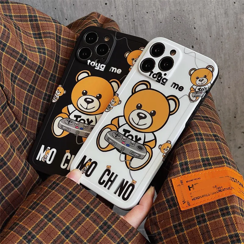 Designer de moda Bear Phone Cases para iPhone 15 15Pro 15ProMax 14 14Pro 14ProMax 13 12 12Mini 11 Pro XR Xs Max 7 8 Plus Capa de luxo 2312135PE