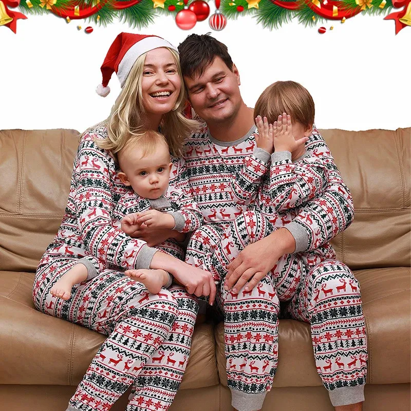 Familjmatchande kläder Familj Julpyjamas Matchande kläder Set Xmas vuxen Fader Moder Kids Sleepwear For Son Daughter Look Pyjamas Outfit 231212