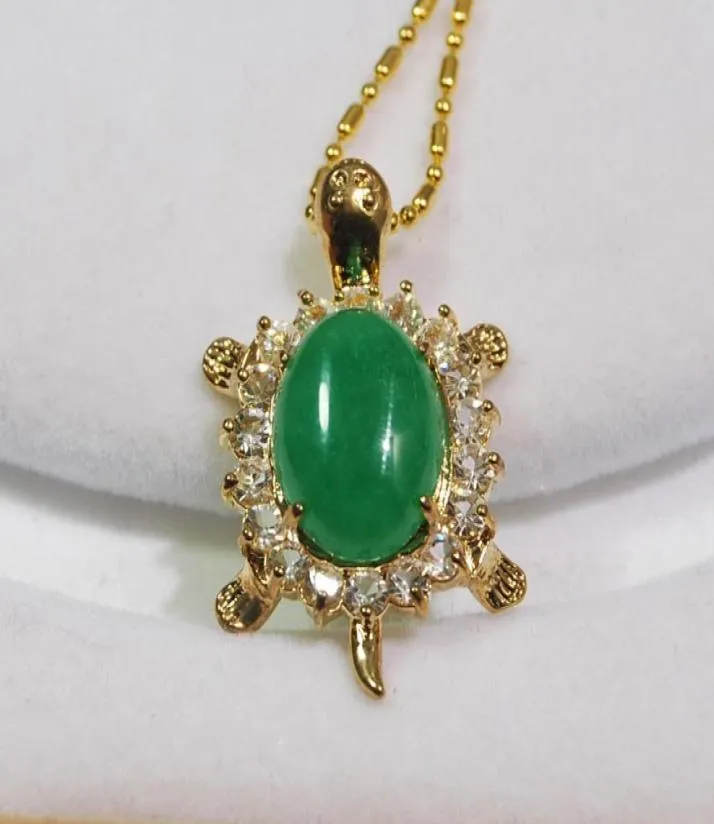 Collana con pendente tartaruga in giada verde ovale naturale 12x16mm con intarsio di cristalli 22x35mm Collanaltltlt 9229167