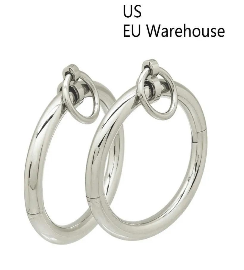 Lockable bracelet outlet with key