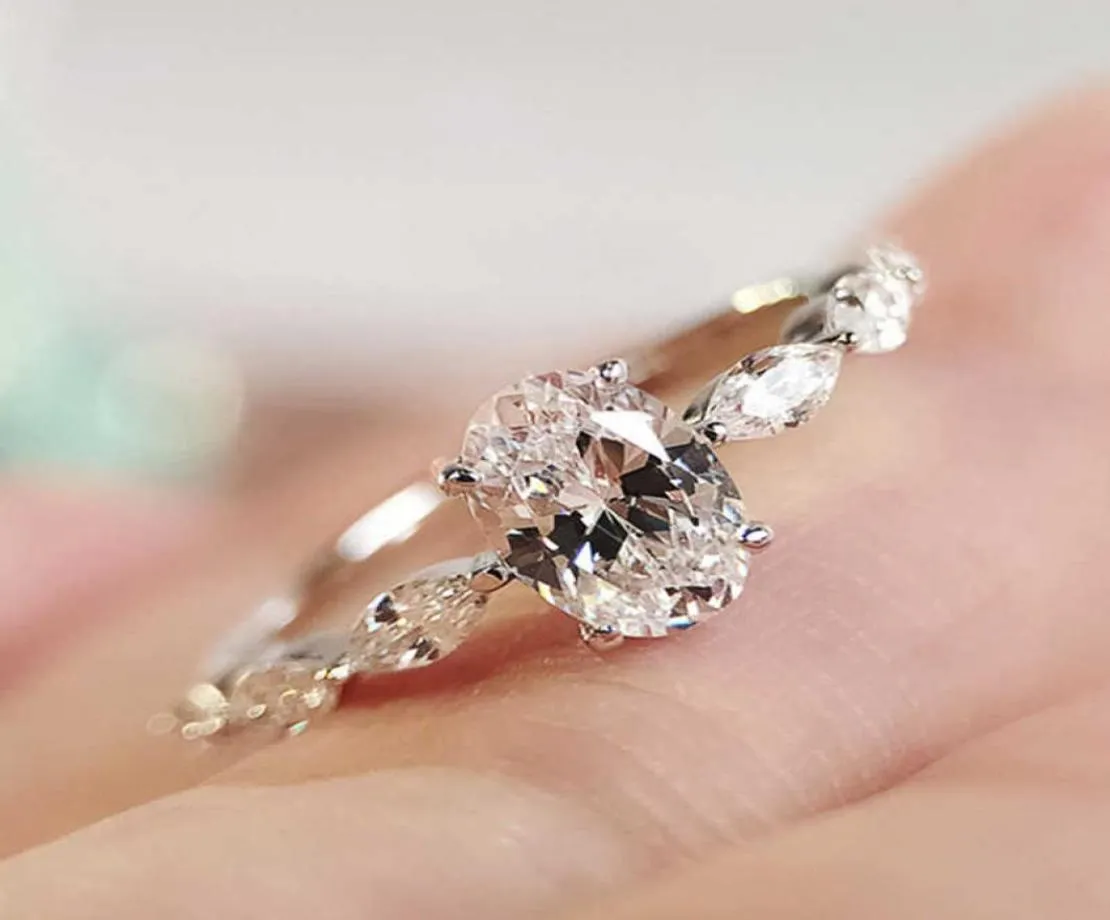 Huitan Dainty Women Engagement Rings aaa cubic zirconシルバーカラー繊細な提案愛好家のための高品質の結婚式のジュエリーQ6727932