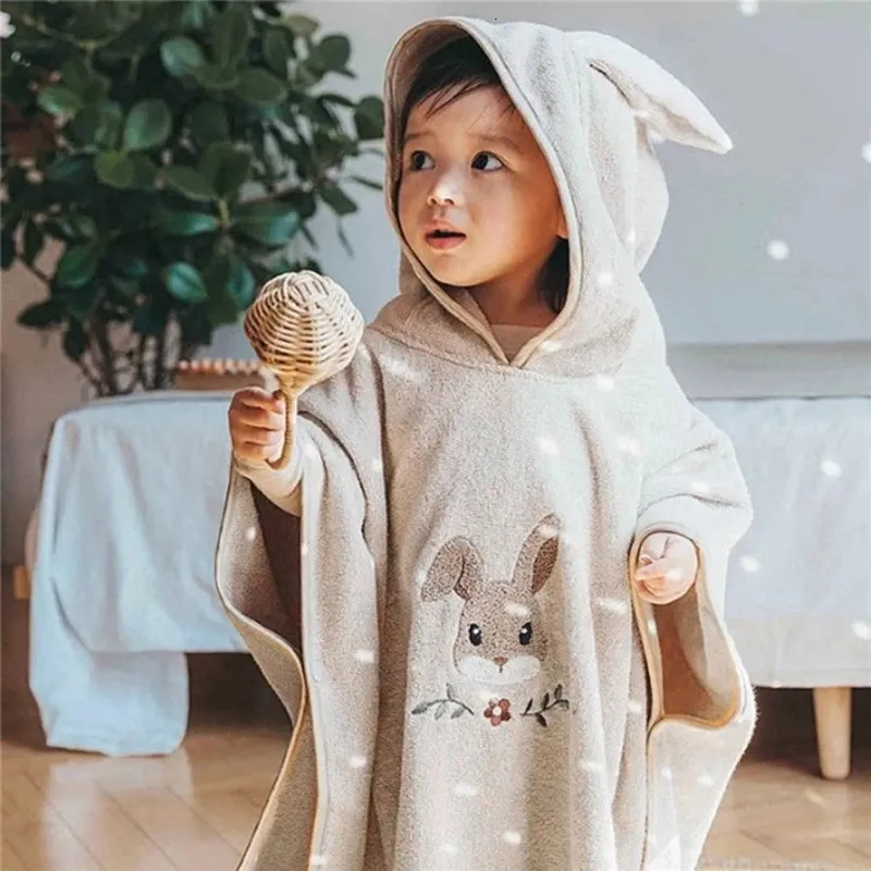 Handdoeken Gewaden Cartoon Babybadhanddoek Microvezelkatoen Strandhanddoek met capuchon Born Cape Handdoeken Zachte Poncho Kinderbadtouw Washandje Babyspullen 231212