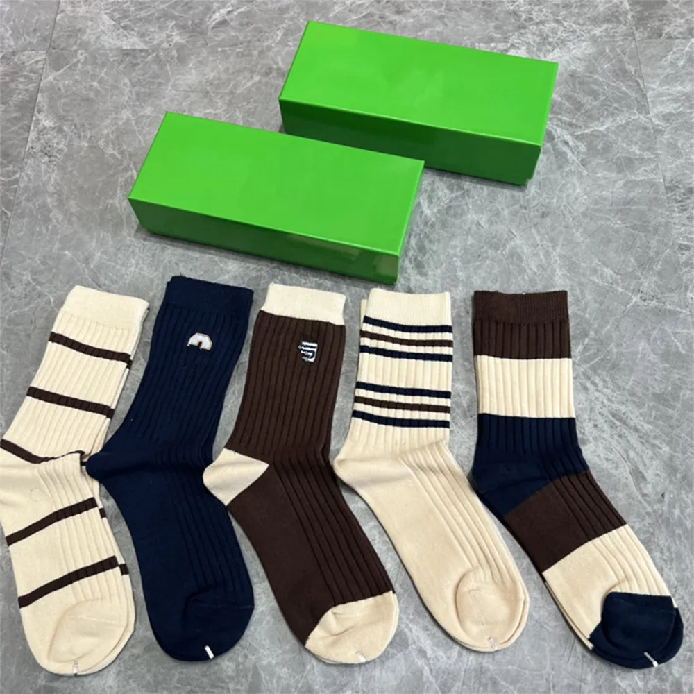 2023 Multi -Color Mode Designer Men's Socks Wysokiej jakości bawełniane wszechstronne klasyczne i skokowe oddychane Socki do koszykówki piłki nożnej S9