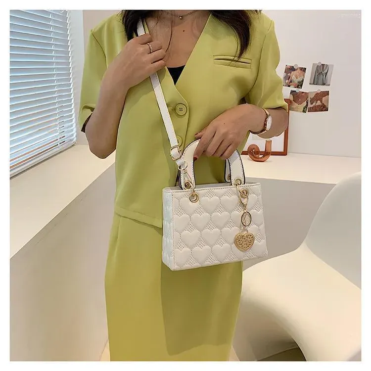 Avondtasjes met hartjesreliëf, designer handtassen voor vrije tijd, chique luxe, glad leren kleine schoudertasjes/messenger bags voor dames_voghion.com