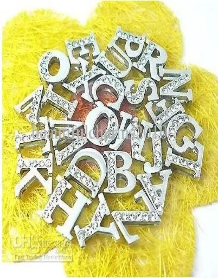 130pcslot 8mm AZ Half Rhinestones Slide Letters Diy Eloy Charms Passar för 8mm läderarmband Telefonremsor8923345