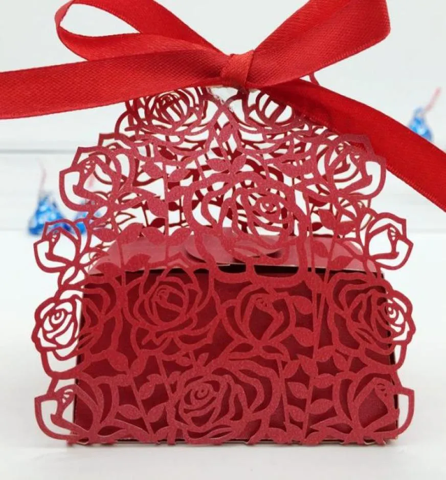 Design3 100 pezzi Scatole di cioccolatini con fiori di rosa cava tagliati al laser Scatole di cioccolatini con nastro per la festa nuziale Baby Shower Bomboniera Gift2206200