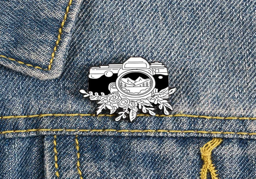 Outdoor Adventure Travel Camera Brooches Mountain Flower Cowboy Backpack Badge European Unisex Alloy Enamel Clothes Pins Jewelry A4041800