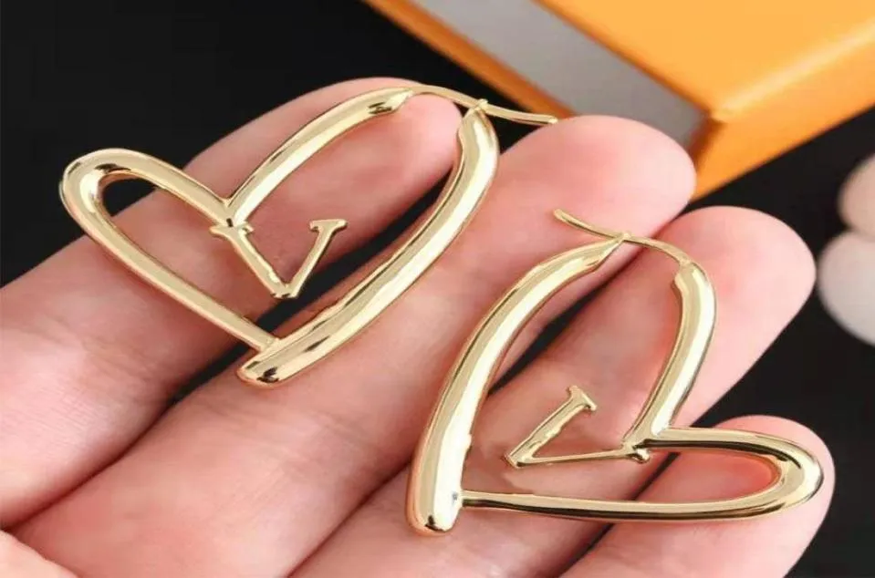 2021 Nuevo diseñador Pendientes de aro de amor clásicos Pendientes de estilo de moda Diseño de sello Pendientes de perno chapados en oro de acero inoxidable para mujeres 6314435