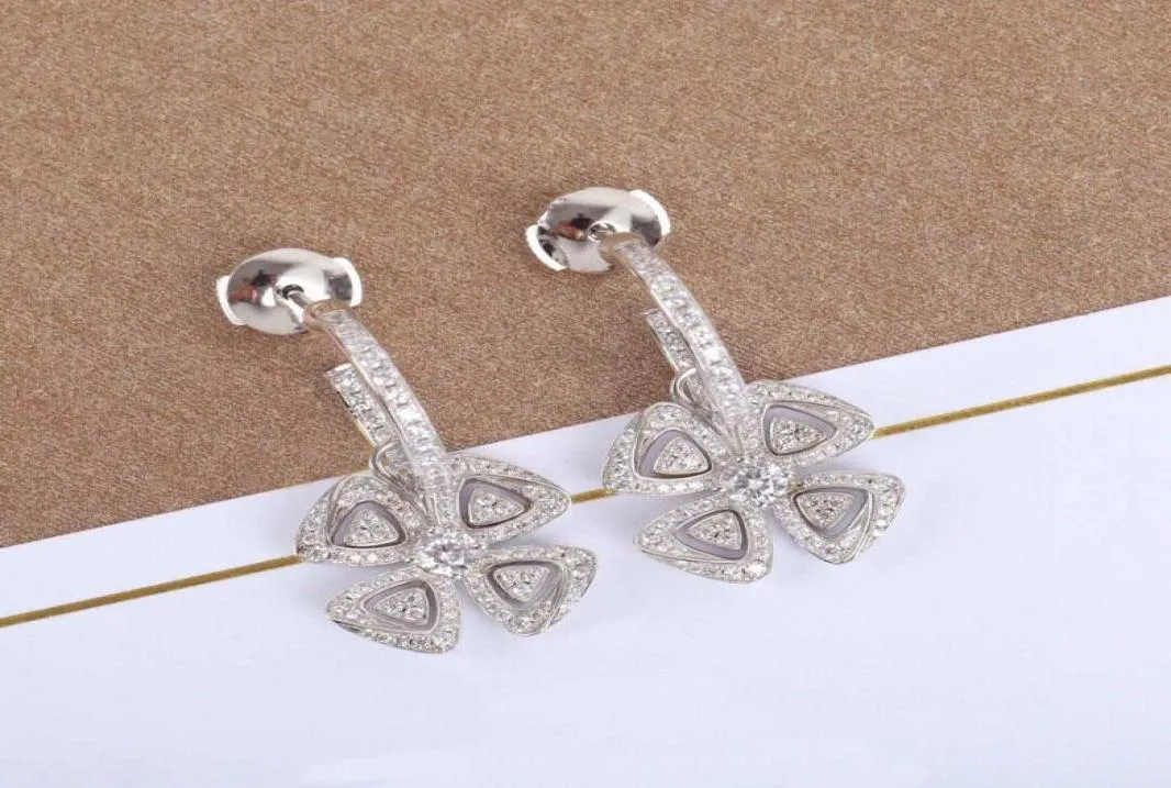 S925 Silver Charm Drop Earring med alla diamanter och blommor Design Hollow Design för kvinnor Bröllopsmycken Gift Have Box Sta3074537