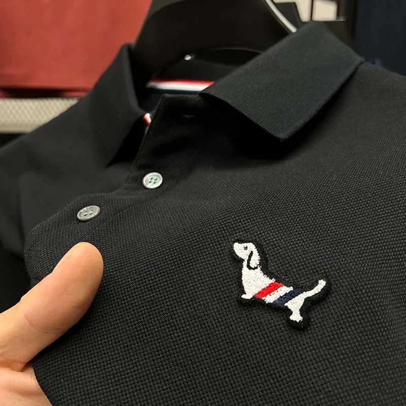 Herrpolos high end designer Brand Polo Shirt Men's Short Sleeve Casual mode utsökta hundbroderier sommar 100% bomullst-shirt 231212